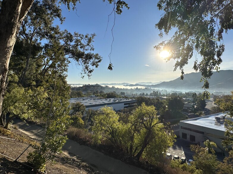 5700 Corsa Ave, Westlake Village, CA à louer - Photo du bâtiment - Image 3 de 6