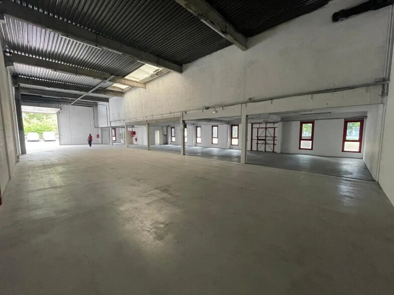 Flex in Éragny for lease - Interior Photo - Image 3 of 15