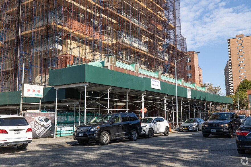 43-18 Main St, Flushing, NY à louer - Photo du bâtiment - Image 3 de 8