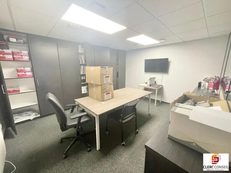 Office in Le Petit-Quevilly for lease - Interior Photo - Image 3 of 7
