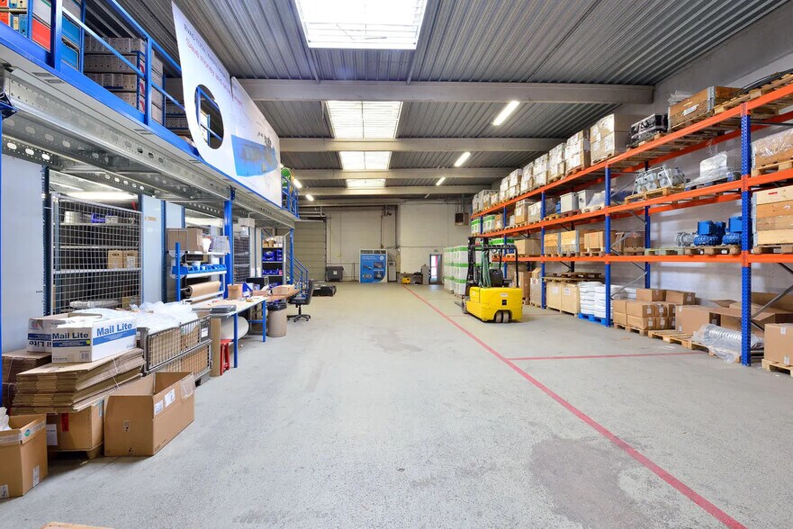 37 Avenue Du Gros Chêne, Herblay-sur-Seine for lease - Interior Photo - Image 2 of 7