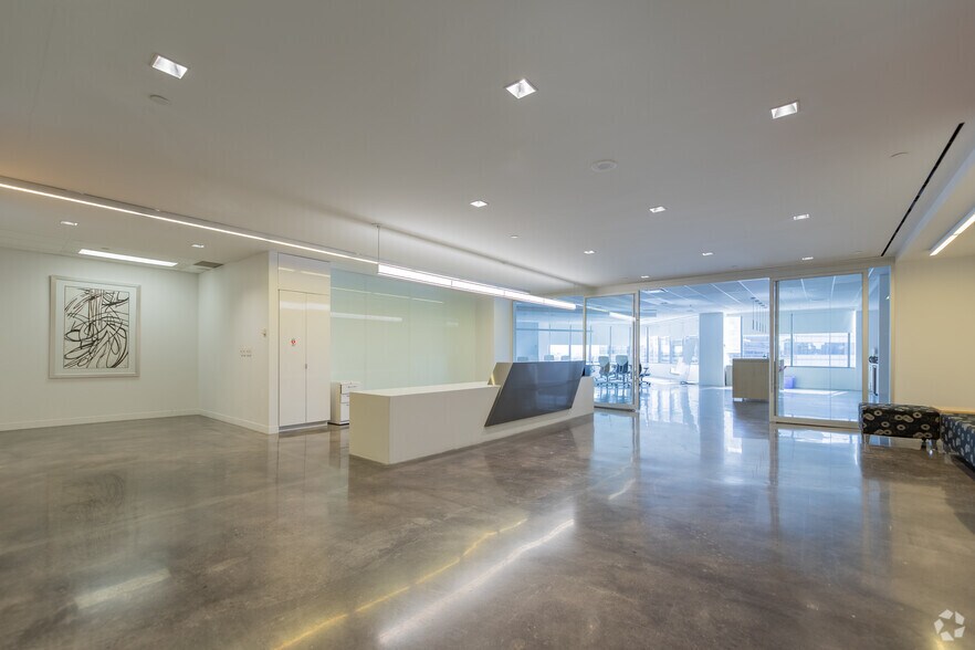 125 Commerce Valley Dr W, Markham, ON à louer - Photo intérieure - Image 2 de 15
