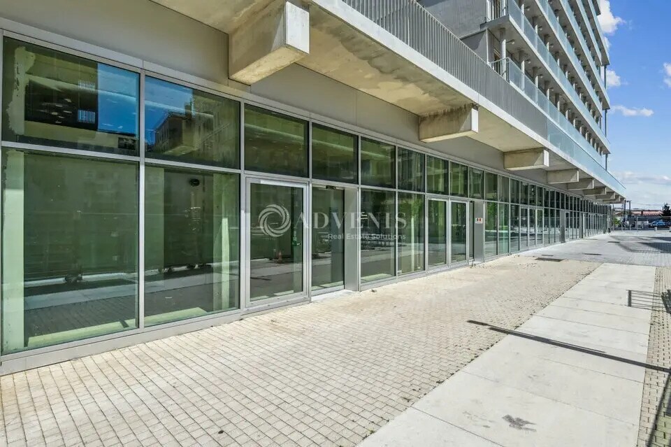 Retail in Saint-Ouen-sur-Seine for lease Interior Photo- Image 1 of 3