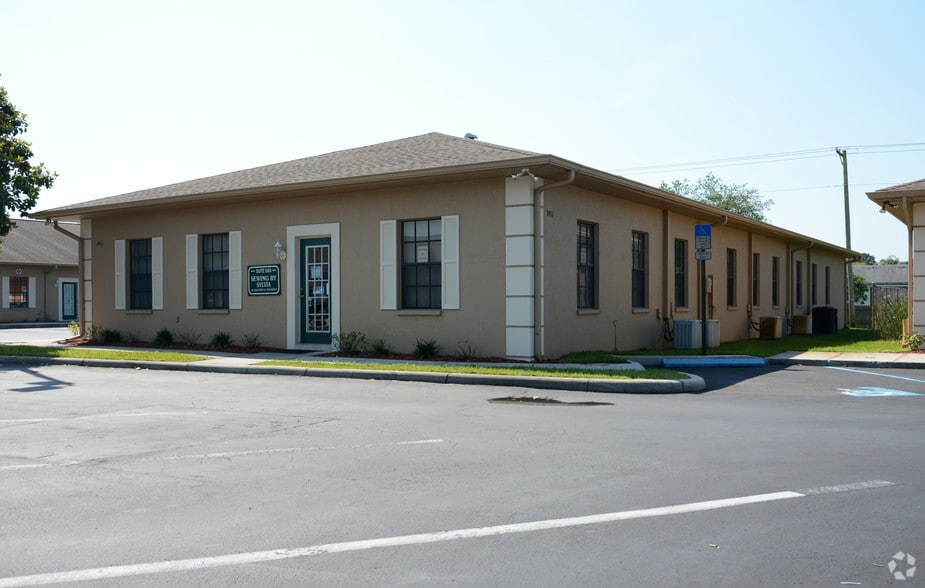 8911 Regents Park Dr, Tampa, FL for lease - Building Photo - Image 3 of 4