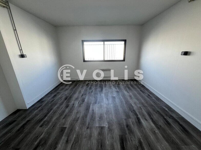 Office in Combs-la-Ville for lease - Interior Photo - Image 3 of 8