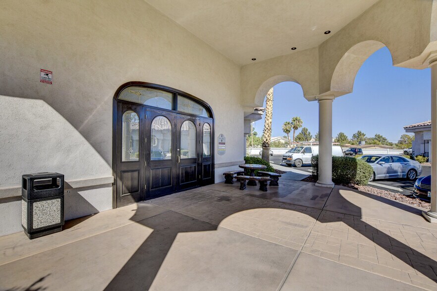 5820 S Pecos Rd, Las Vegas, NV à louer - Photo du bâtiment - Image 2 de 17