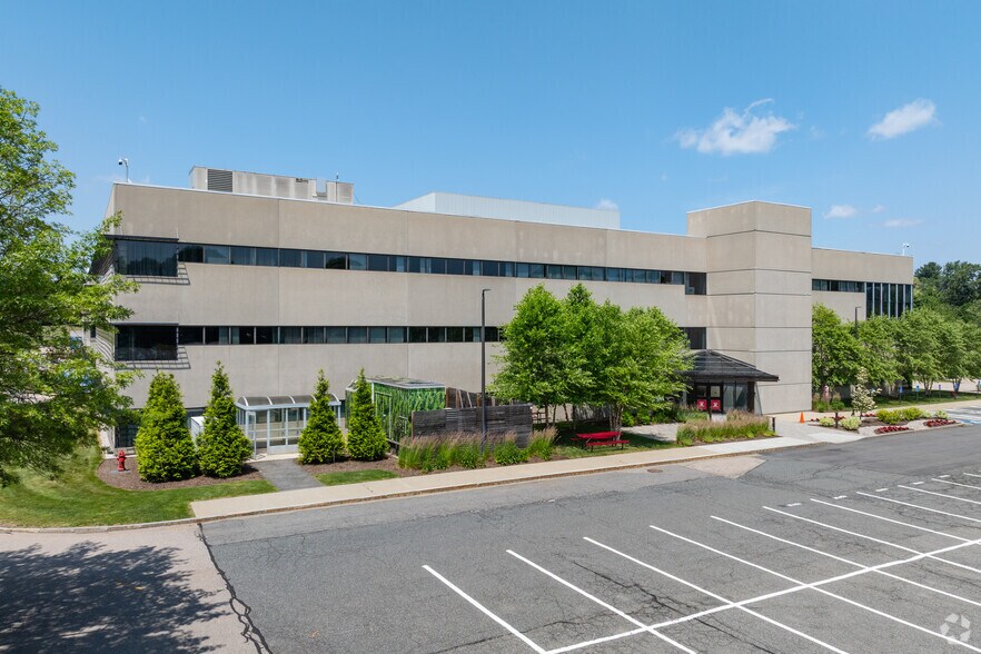 500 Old Connecticut Path, Framingham, MA à vendre - Photo du bâtiment - Image 2 de 6