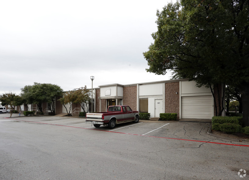 900 Business Pky, Richardson, TX for lease - Building Photo - Image 3 of 4