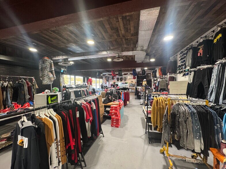 1518-1520 Sunrise Hwy, Bay Shore, NY à vendre - Photo du bâtiment - Image 3 de 7