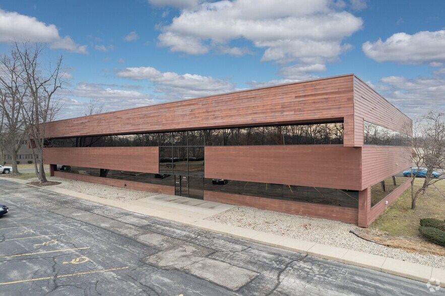 3950 Sunforest Ct, Toledo, OH à louer - Photo du bâtiment - Image 2 de 15