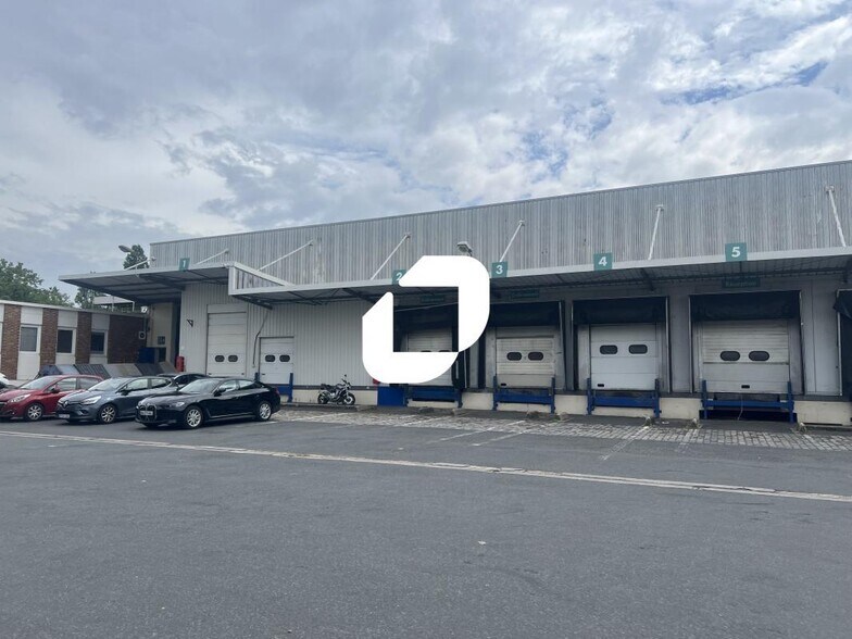 Industrial in Thiais for lease - Building Photo - Image 1 of 11