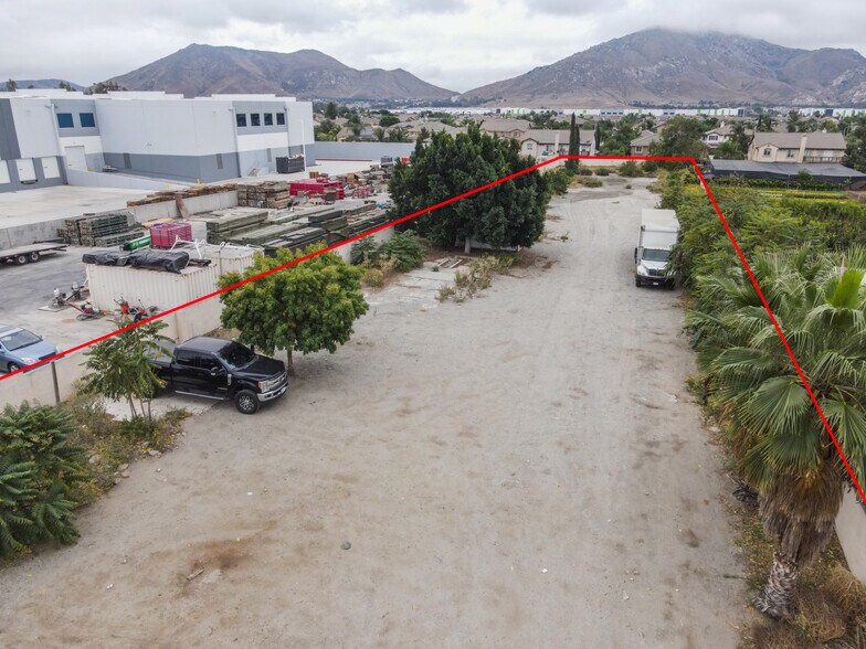 16569 Slover Ave, Fontana, CA à vendre - Photo du bâtiment - Image 3 de 9