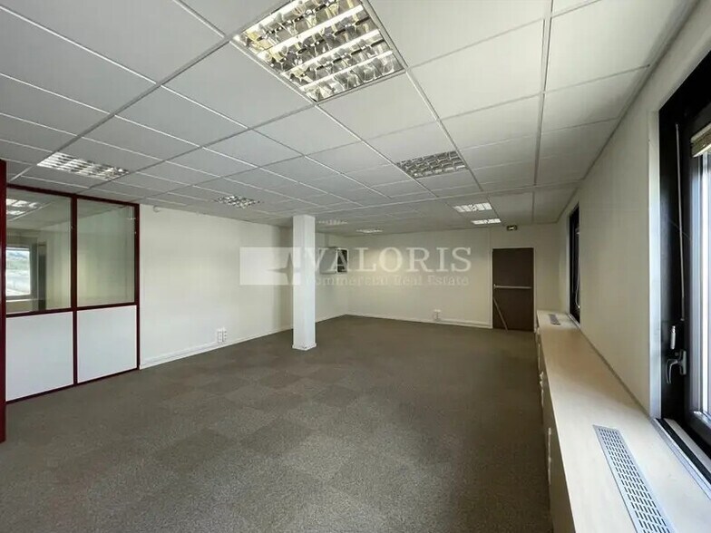 5 Route Du Paisy, Dardilly for lease - Interior Photo - Image 3 of 6