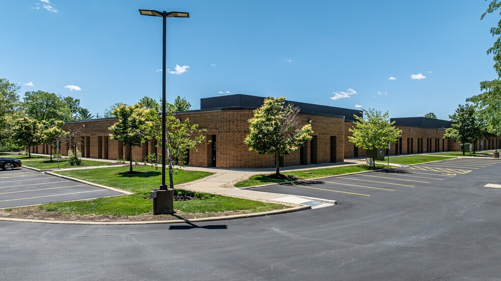 650 E Higgins Rd, Schaumburg, IL à louer - Photo du bâtiment - Image 2 de 30