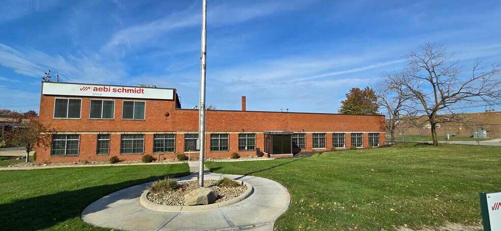 18513 EUCLID AVENUE portefeuille de 2 propriétés à vendre sur LoopNet.ca - Photo du bâtiment - Image 2 de 11