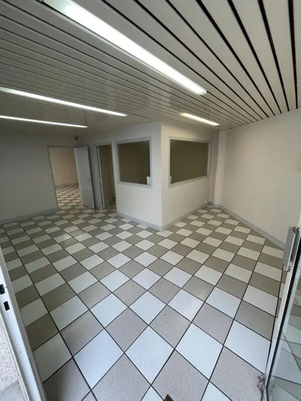 Retail in Rueil-Malmaison for lease Building Photo- Image 1 of 12