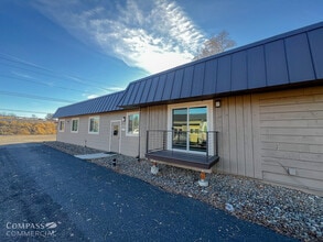 2524 NE Division St, Bend, OR for lease Interior Photo- Image 1 of 13