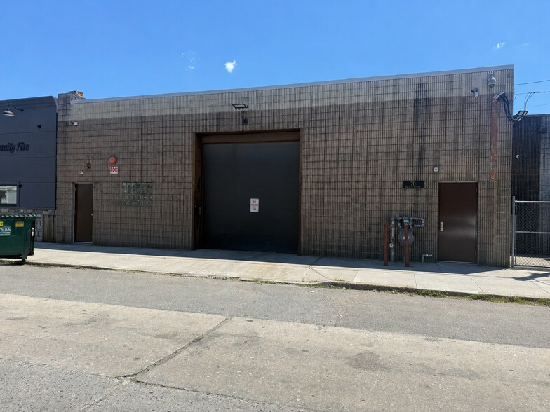 70 Bennington Ave, Freeport, NY à vendre - Photo du bâtiment - Image 2 de 3