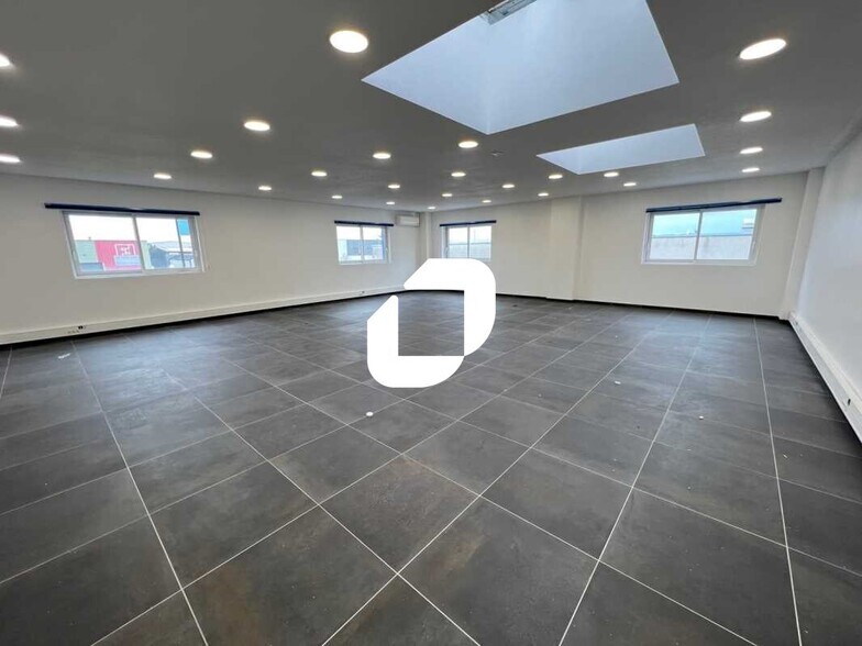 Office in Genas for lease - Interior Photo - Image 3 of 8