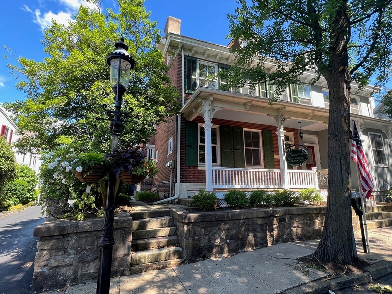 25 W Court St, Doylestown, PA à vendre - Photo du bâtiment - Image 1 de 1