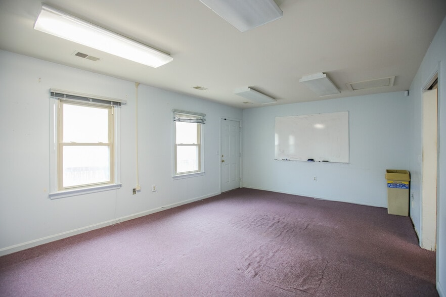 15839 Crabbs Branch portefeuille de 2 propriétés à vendre sur LoopNet.ca - Photo du bâtiment - Image 2 de 40