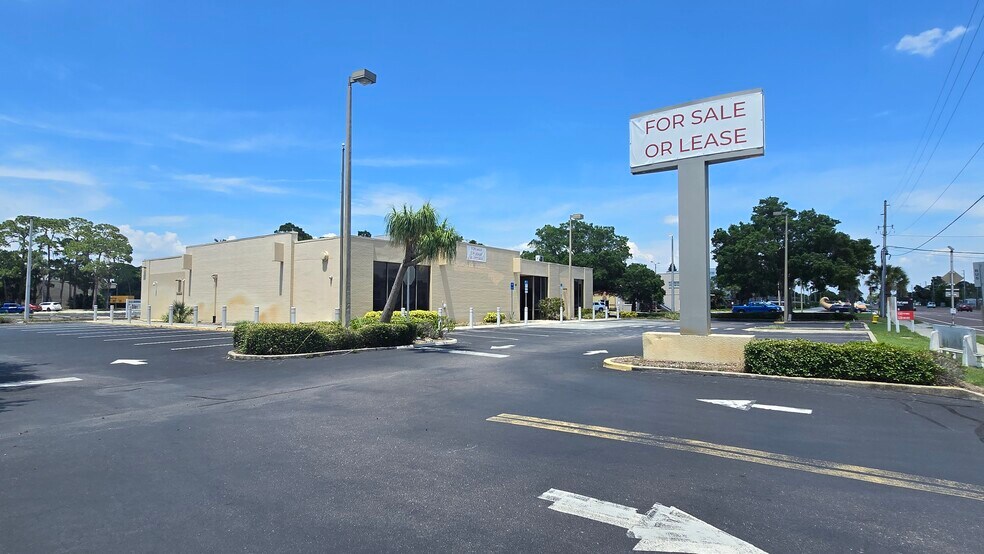 8181 54th Ave N, Saint Petersburg, FL à louer - Photo du bâtiment - Image 3 de 9