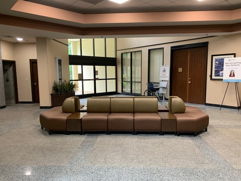 25 Hospital Center Blvd, Hilton Head, SC for lease - Interior Photo - Image 2 of 24