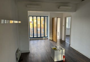 10-10B Robin Hood Rd, Woking à louer Photo intérieure- Image 2 de 3