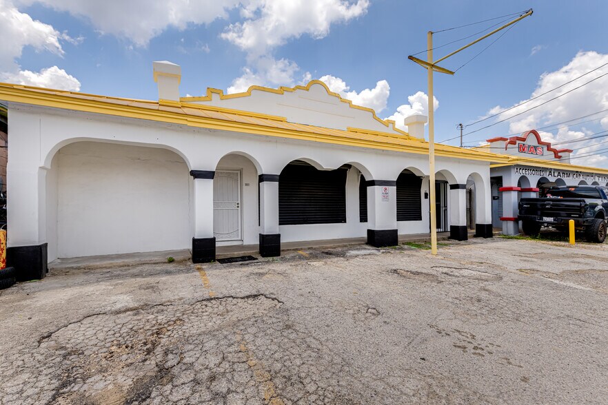 2518 Culebra Rd, San Antonio, TX à vendre - Photo du bâtiment - Image 2 de 25