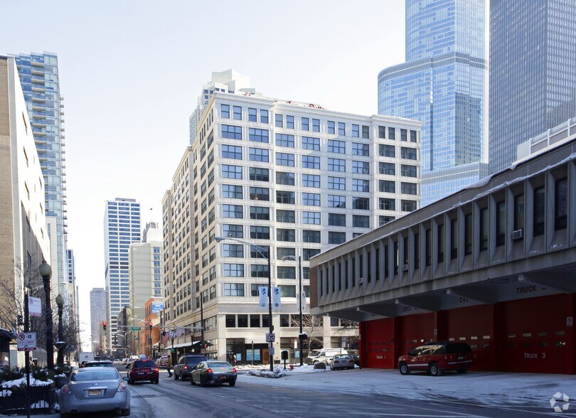 27-33 W Illinois St, Chicago, IL à louer - Photo du bâtiment - Image 2 de 5