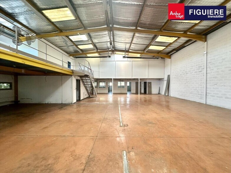 Flex in Vitrolles for lease - Interior Photo - Image 2 of 14