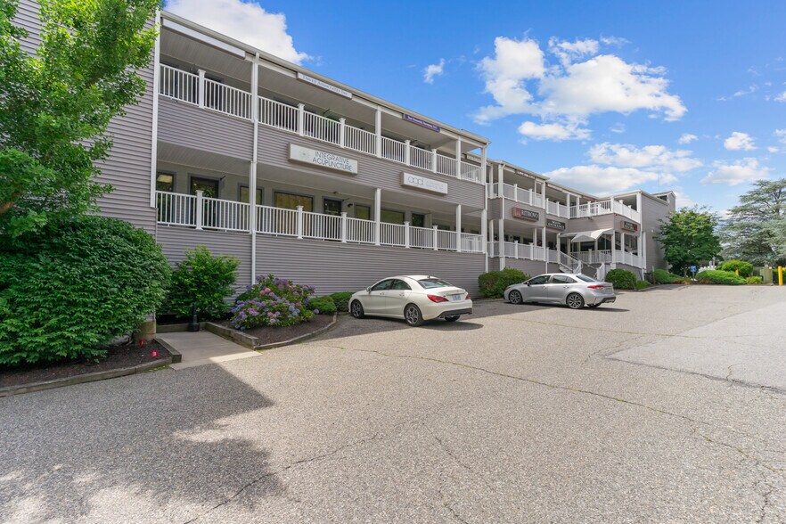 1050 Main St, East Greenwich, RI à vendre - Photo du bâtiment - Image 1 de 27