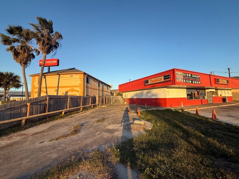 2214 Leopard St, Corpus Christi, TX for lease - Building Photo - Image 2 of 14