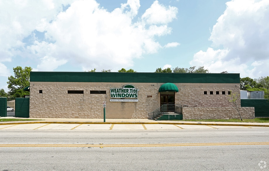 2125 W Columbus Dr, Tampa, FL à louer - Photo du bâtiment - Image 3 de 17