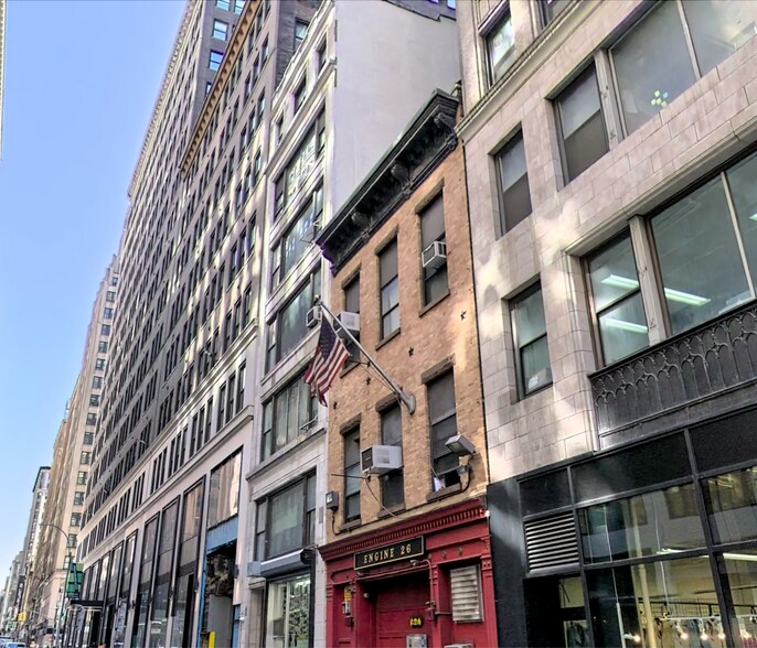 218 W 37th St, New York, NY à louer - Photo du bâtiment - Image 1 de 2
