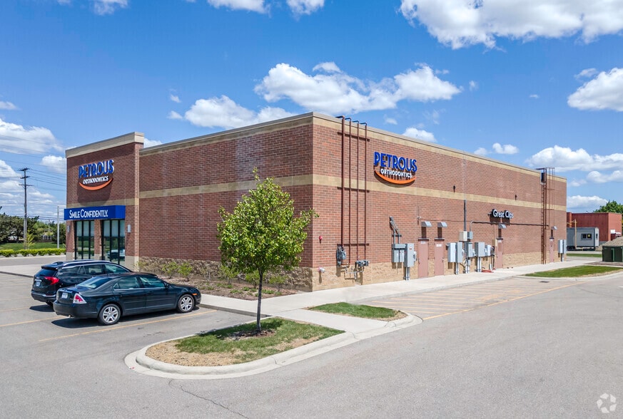 2140 E 12 Mile Rd, Royal Oak, MI à louer - Photo du bâtiment - Image 2 de 4