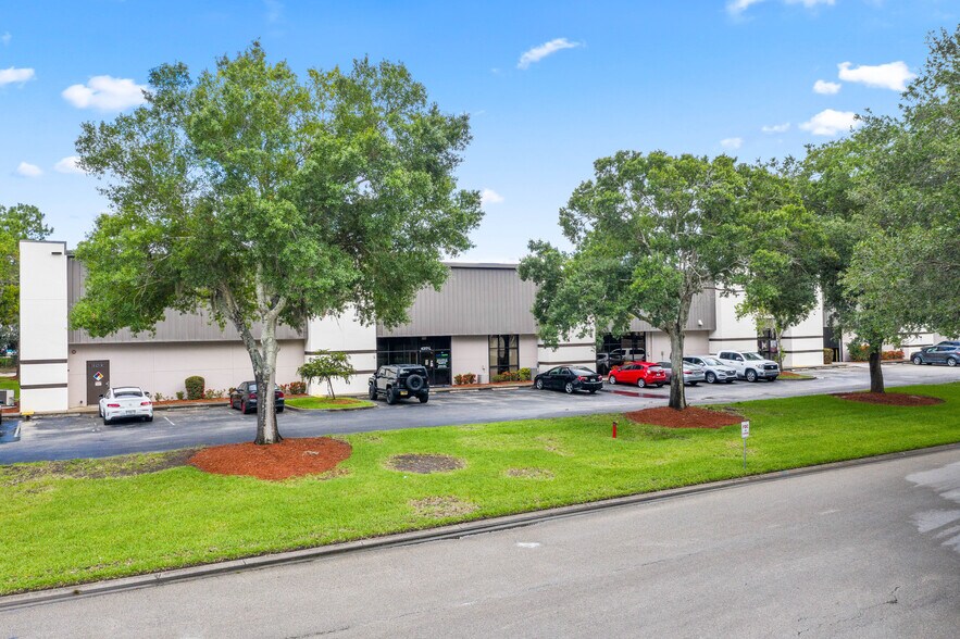 4356 Fortune Pl, West Melbourne, FL à louer - Photo du bâtiment - Image 3 de 6