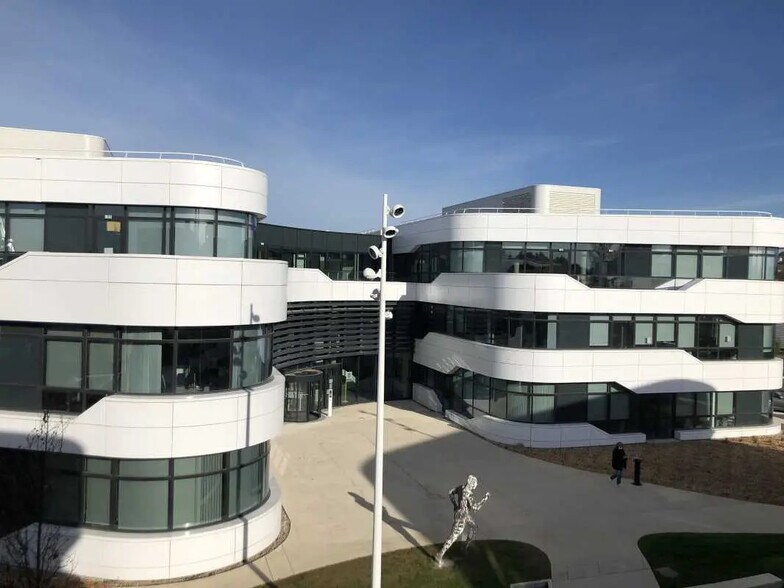 Bureau dans Champagne-au-Mont-d'Or à louer - Photo du bâtiment - Image 2 de 12