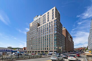 Plus de détails pour 400 W 207th St, New York, NY - Commerce de détail à louer