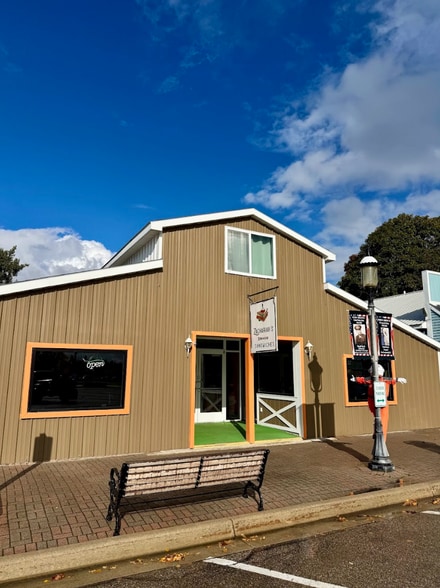 207 E Central Ave, Mackinaw City, MI for lease - Building Photo - Image 1 of 14