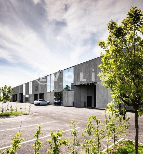Flex in Loos for lease - Building Photo - Image 1 of 6
