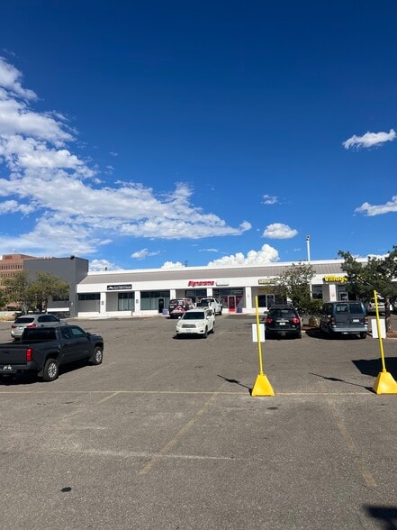 2200 S Monaco Pky, Denver, CO à louer - Photo du bâtiment - Image 3 de 67