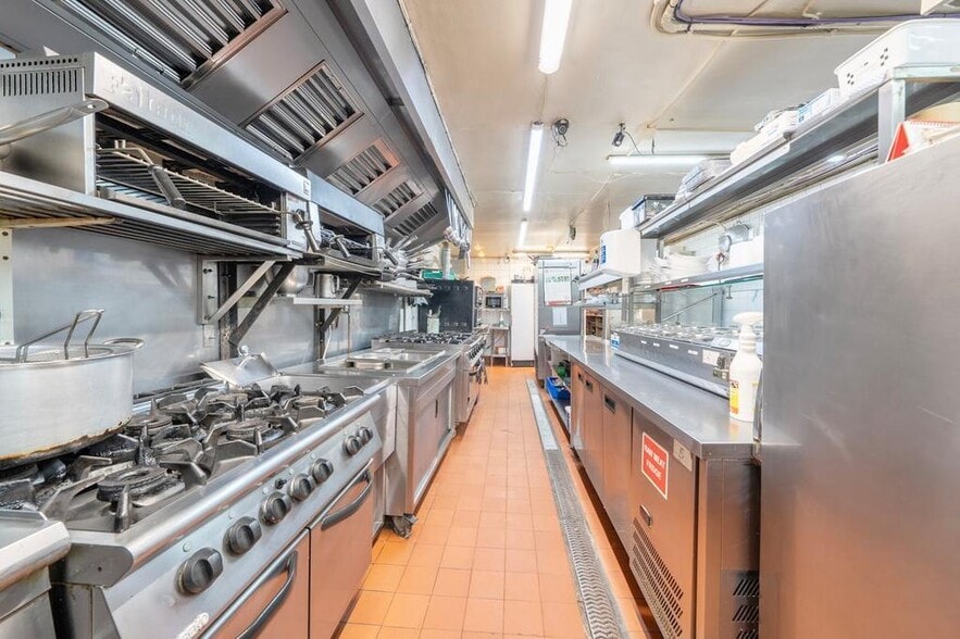 455 Uxbridge Rd, Pinner for lease - Building Photo - Image 3 of 12