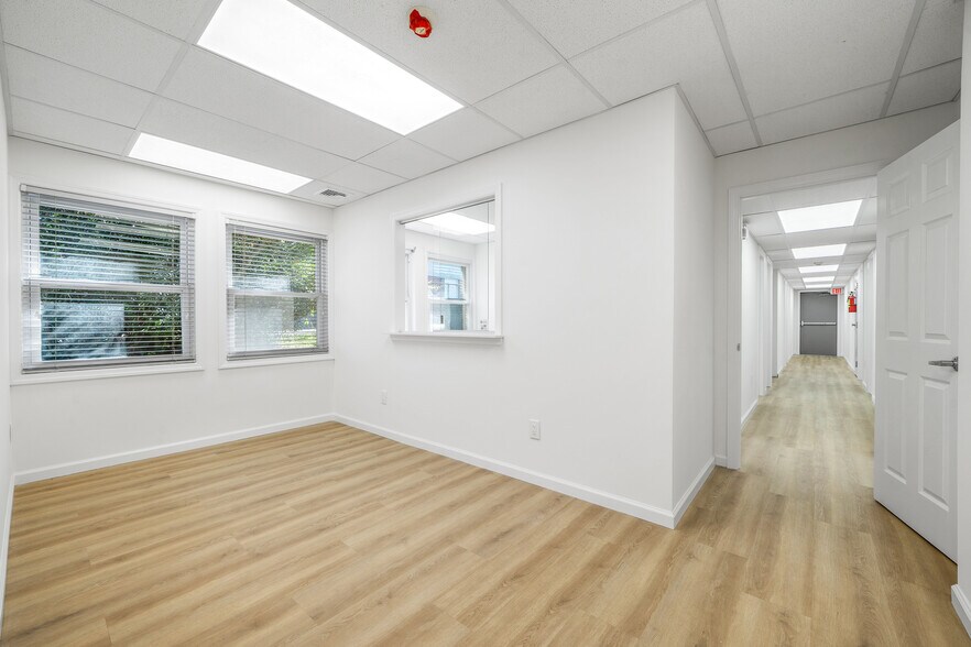 28 Throckmorton Ln, Old Bridge, NJ à louer - Photo du bâtiment - Image 1 de 22