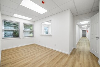 Plus de détails pour 28 Throckmorton Ln, Old Bridge, NJ - Bureau à louer