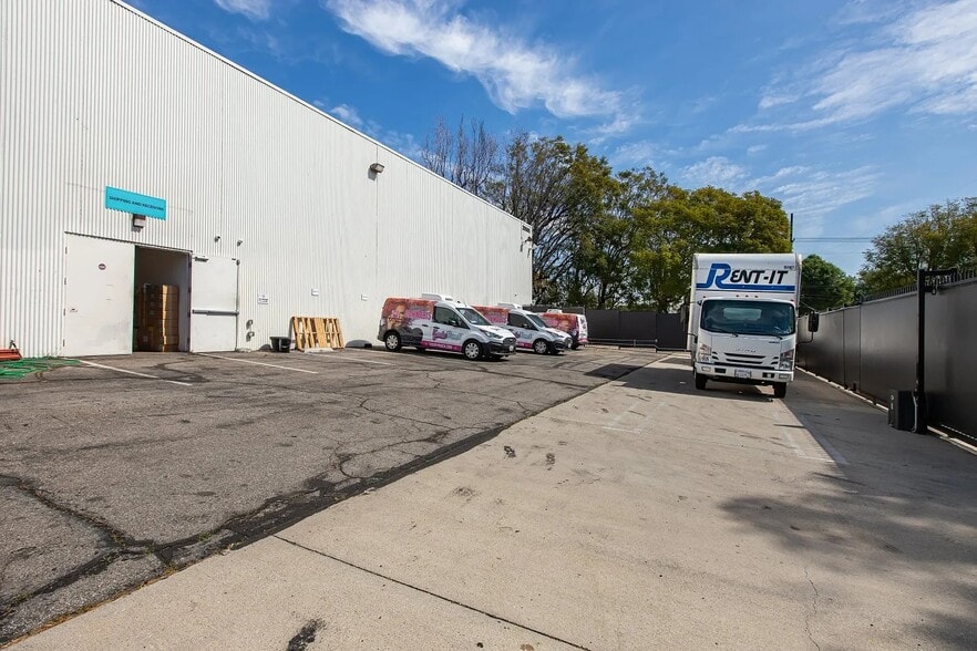 20500 Nordhoff St, Chatsworth, CA for sale - Building Photo - Image 2 of 26