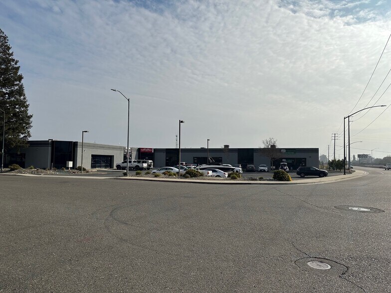 10535 E Stockton Blvd, Elk Grove, CA à louer - Photo du bâtiment - Image 2 de 7