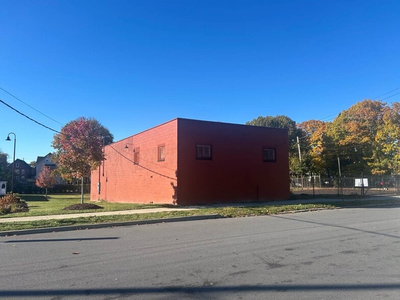 22 Pershing Ave, Poughkeepsie, NY à vendre - Photo du bâtiment - Image 2 de 18