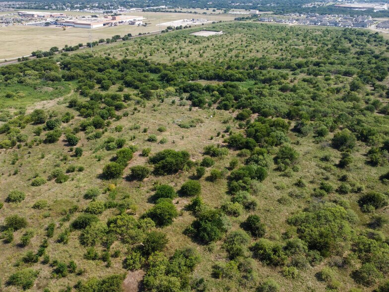 1015 N Crowley Rd, Crowley, TX à vendre - Photo du bâtiment - Image 2 de 7