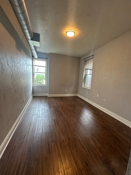 1021 E Carson, Pittsburgh, PA for sale - Interior Photo - Image 2 of 27